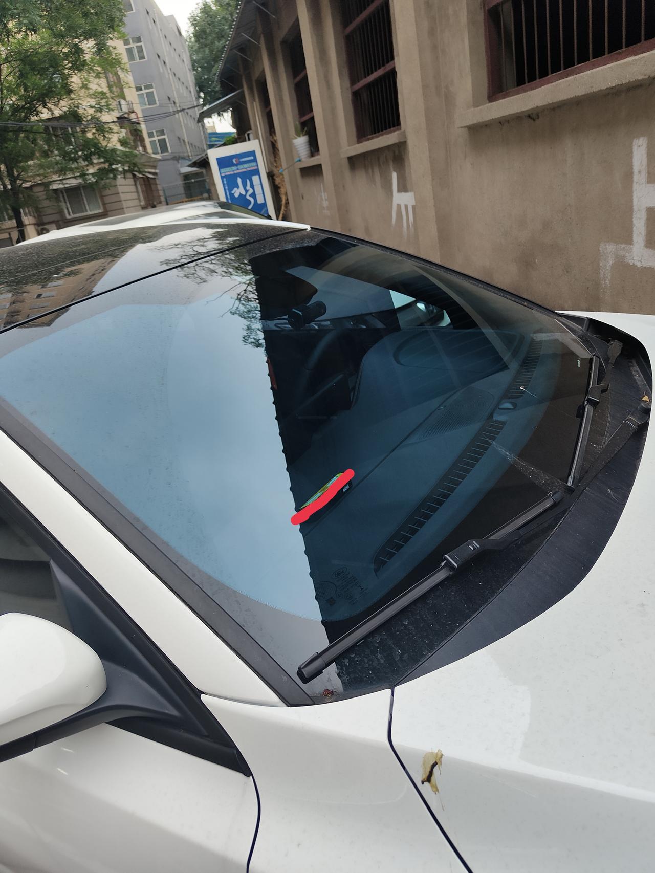 福特福克斯 4s店送的前挡膜，跟图2车对比，显得太蓝了，从里面往外看也有点微微发蓝，不是纯透明那种感觉。有人了解这种膜怎