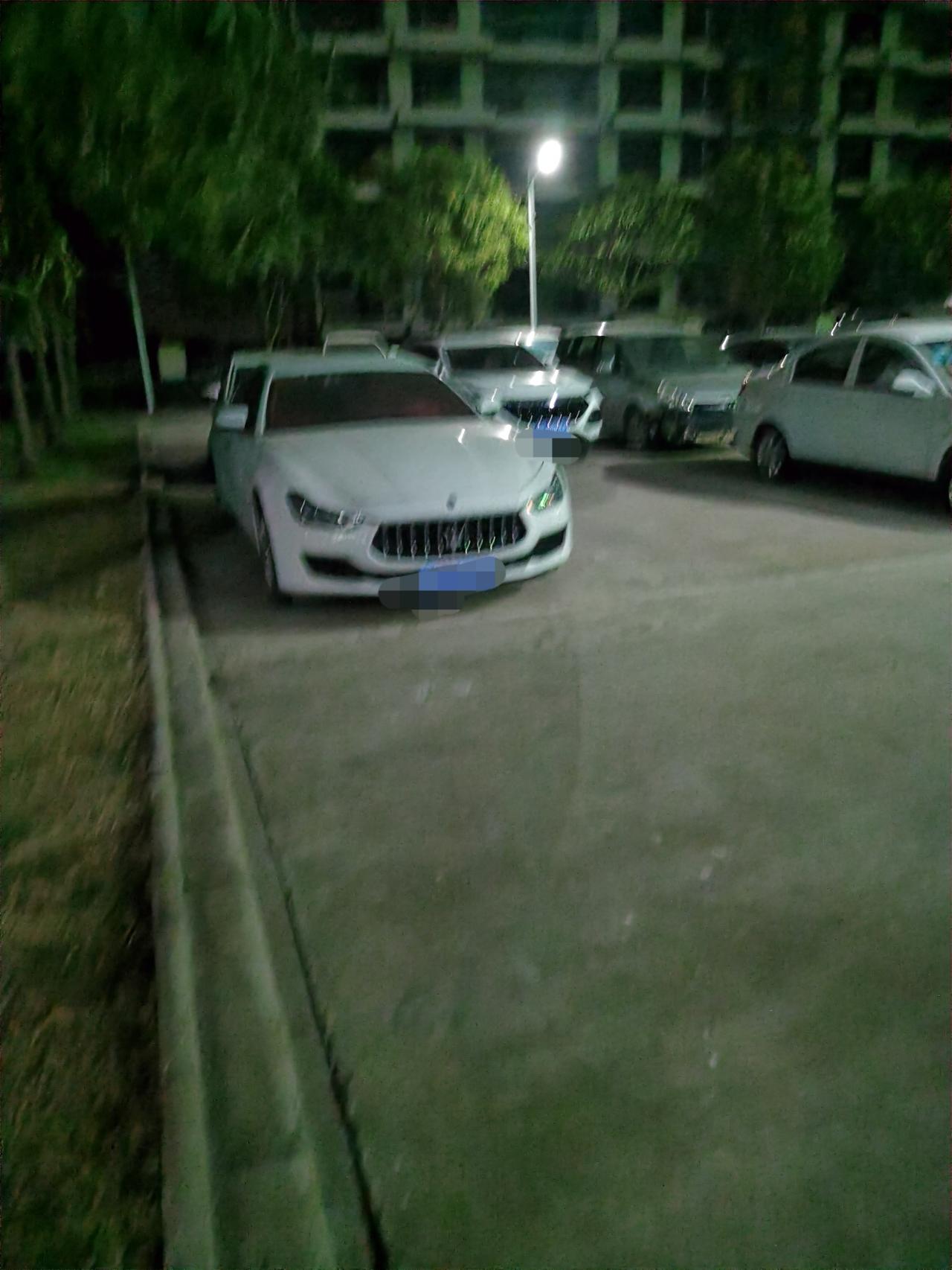 长安欧尚X5 这样女朋友再也不会打扰我开车了，可以安心的看她的电影了。