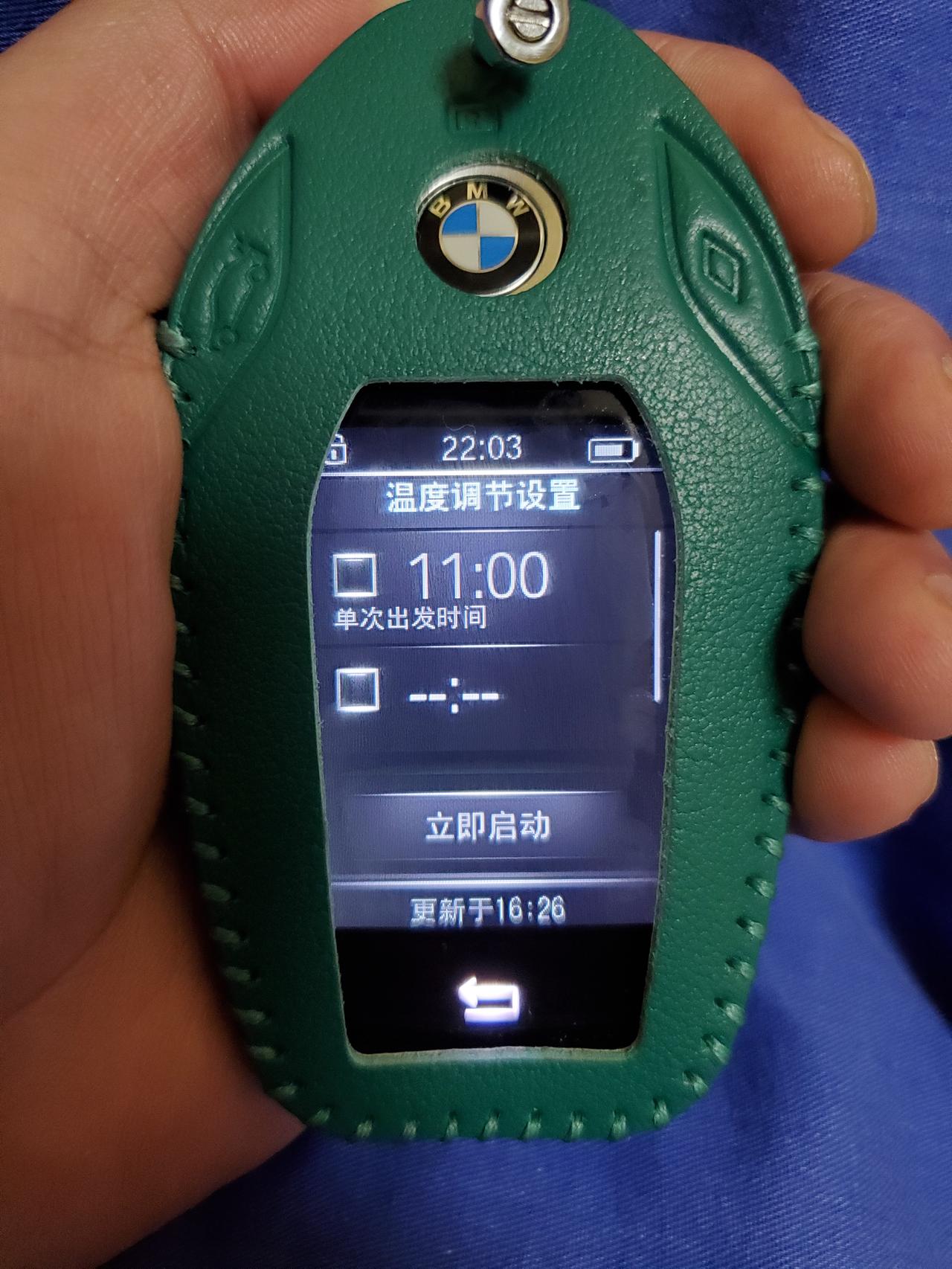 宝马7系 液晶钥匙温度调节。这功能就用过一次啊，后面全是黑屏的，如图，无法点击设置。这个跟距离和信号有关系吗?