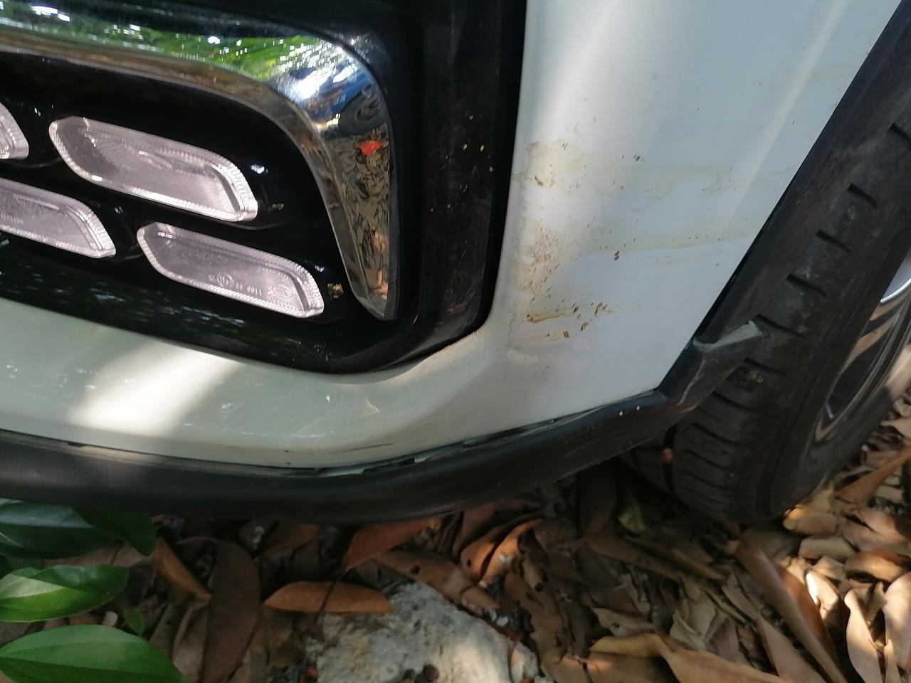 奇瑞瑞虎8 停车出差，车被刮了，估计报警也差不到。其它无所谓，就是想知道这里会不会导致前面的灯进水和正常使用？维修的话也