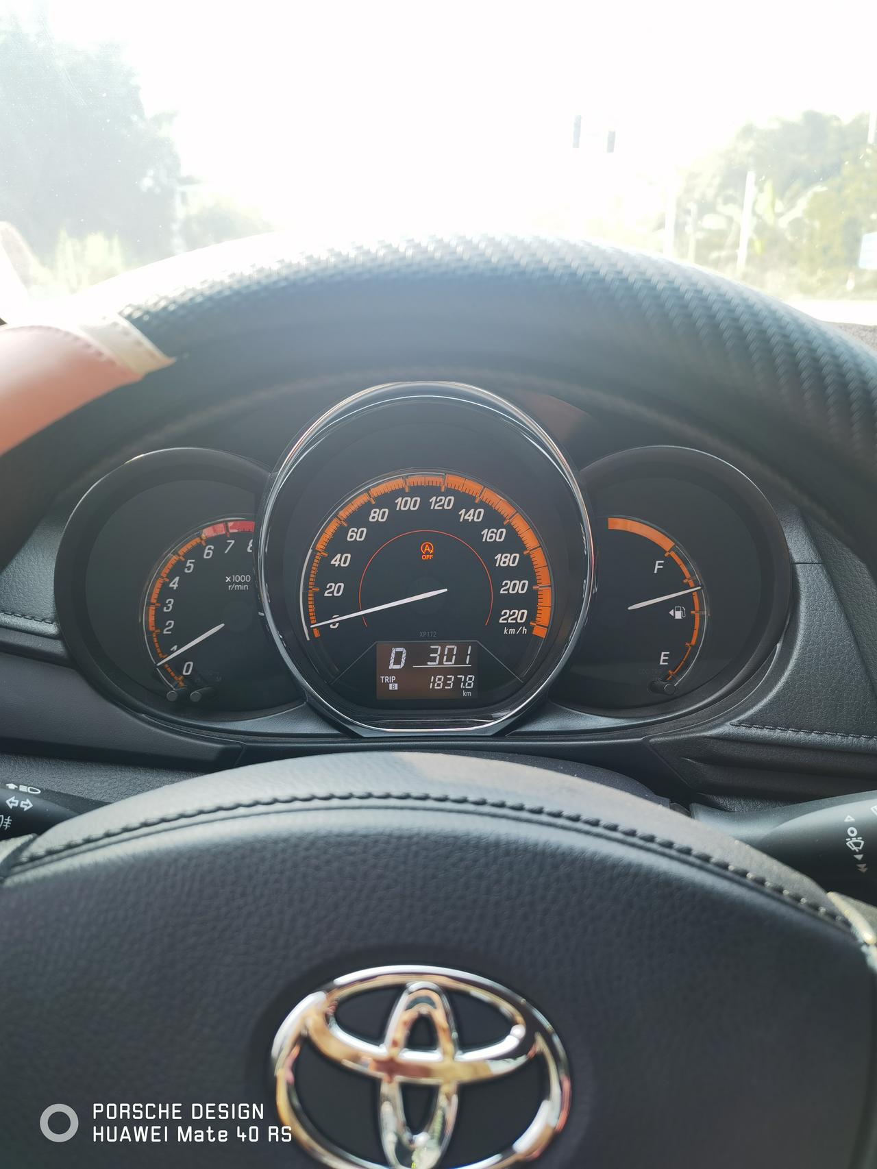 丰田YARiS L 致炫 新手女司机^O^致炫领先版☞新车开了三个月多了，六月九号提的车，落地价8.4万。上个星期停车时