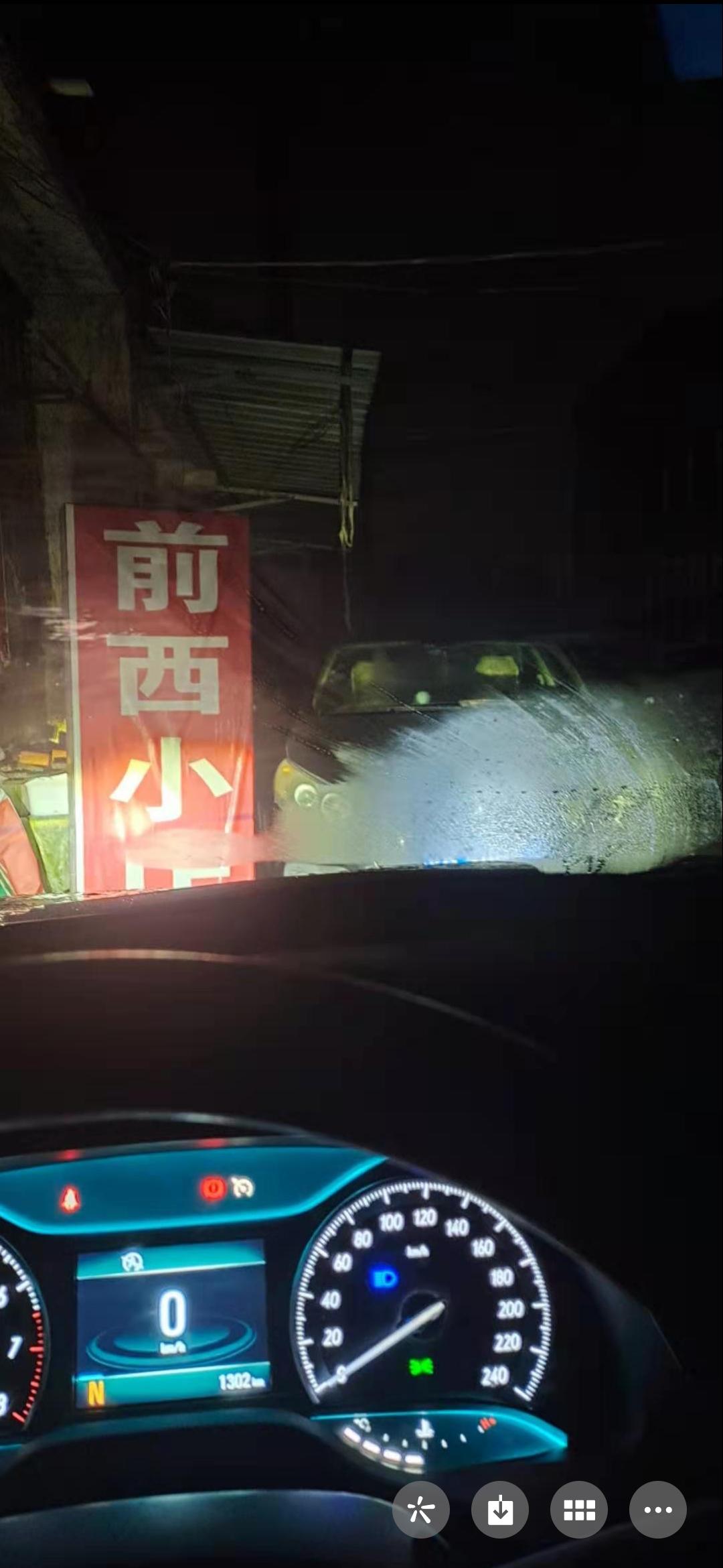 别克英朗 雨刷器刷不干净，还老是起雾什么情况？