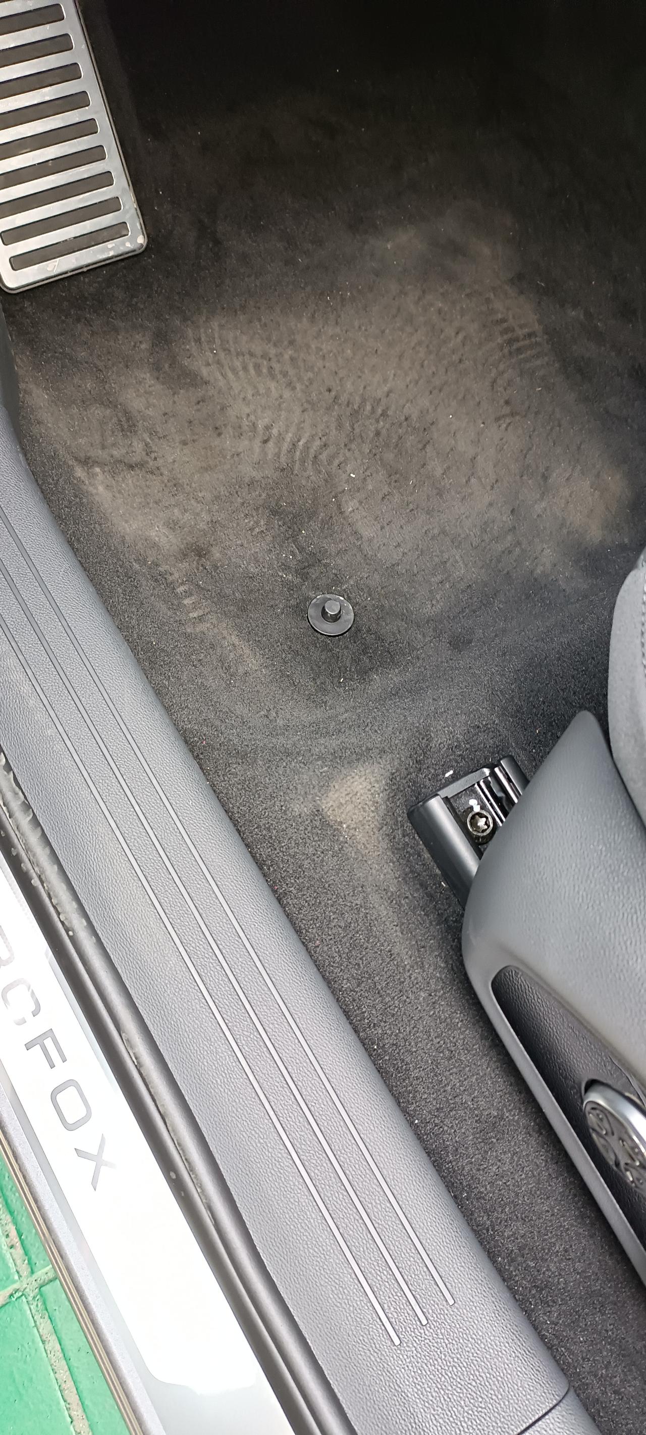 ARCFOX极狐极狐 阿尔法T 商家不给我看车，发牌日要提车发现车内外都没有保护膜，地板特脏，皮座椅都皱褶了，怀疑是展厅