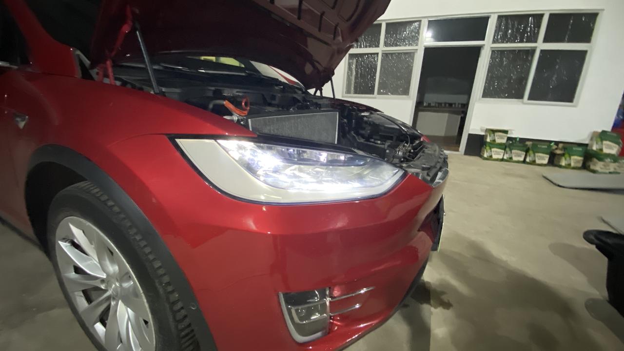 Model X 今天更新完系统，灯光坏了！更新完最新的系统，右前大灯完全失控了，小灯常亮，其他灯光没任何反应，锁车也常亮