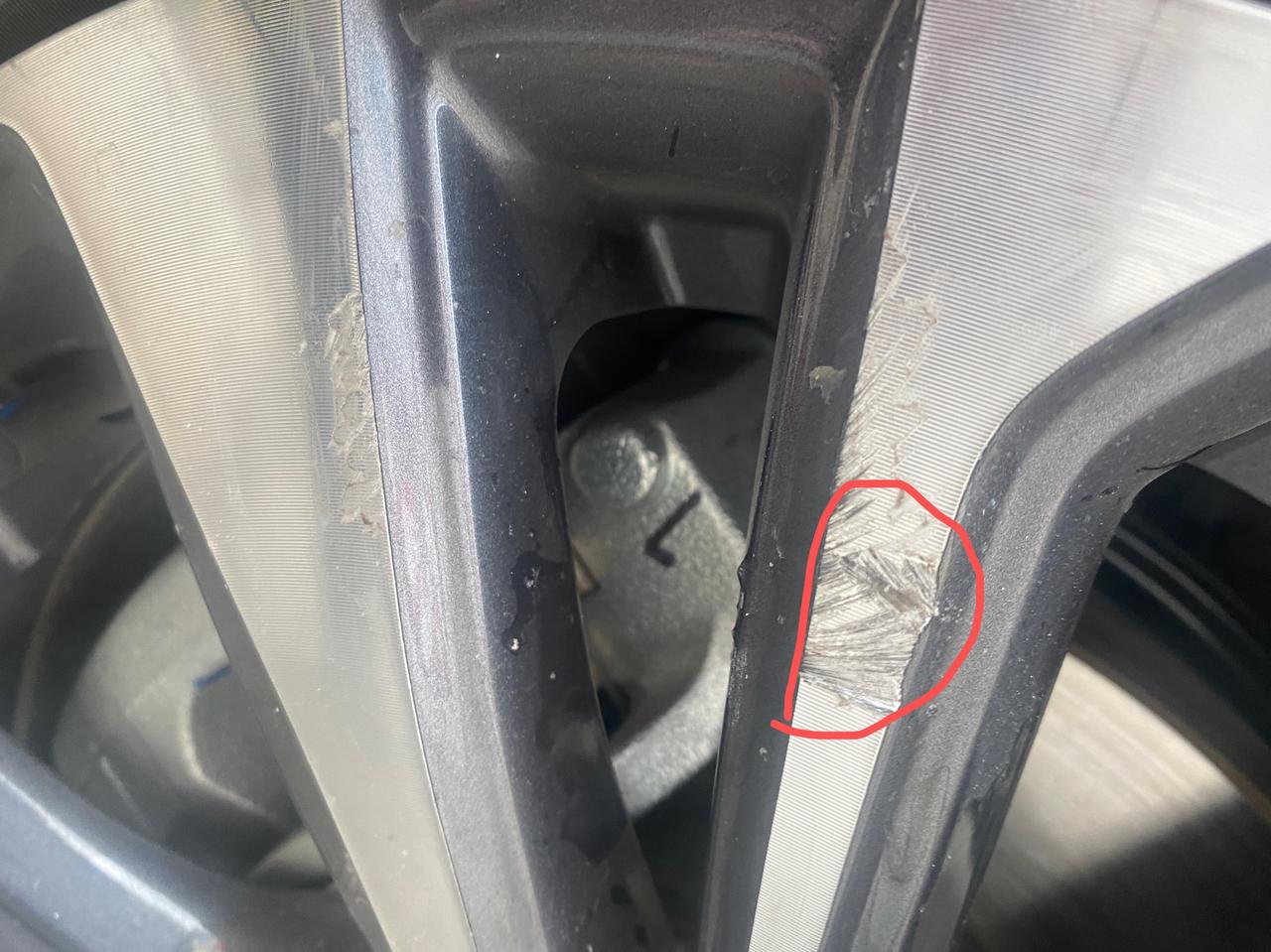 长安逸动 这种情况影响大吗？圈起来的地方伤到了轮毂，其他地方伤了塑料膜