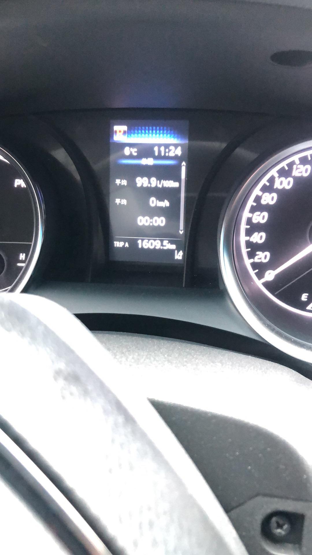 车友们大家好，我的凯美瑞双擎早上冷车启动的油耗怎么是百分百99呀，要走个三公里才能到6个油，这正常吗？只要一停车熄火开空