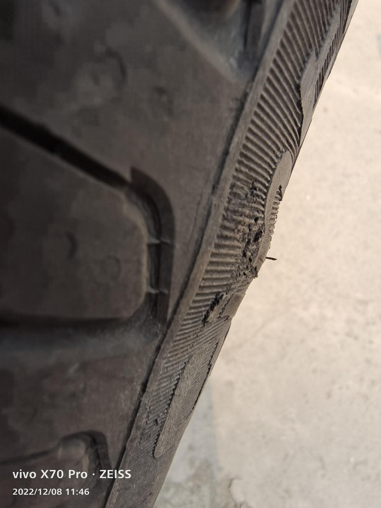 奥迪A6L 最近因为疫情，没有出门。今天没事看了下车，发现右后轮有点轻微鼓包。这个影响安全吗？