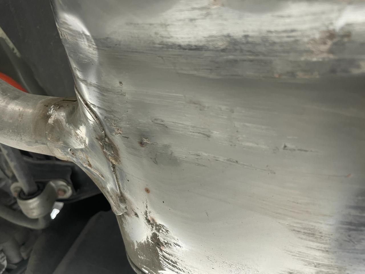 比亚迪汉DM 倒车时，撞到了，影响大吗。简单处理过后，开车兜了几圈，发现有黑色液体是漏了，还是说是没燃烧到位的正常现象。