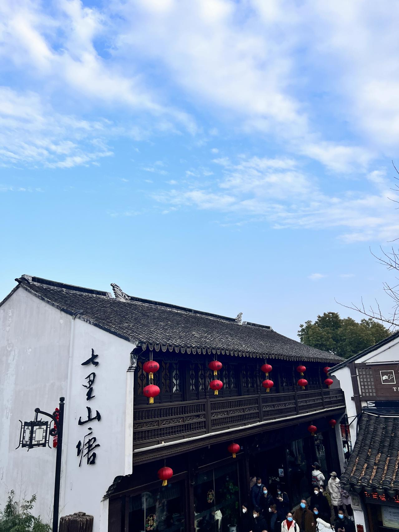 特斯拉Model Y 有没有毛豆y长续航版的车主给我说说体验感受啊 装了全车降噪后 对比标准版来说 开高速还会很吵吗 路
