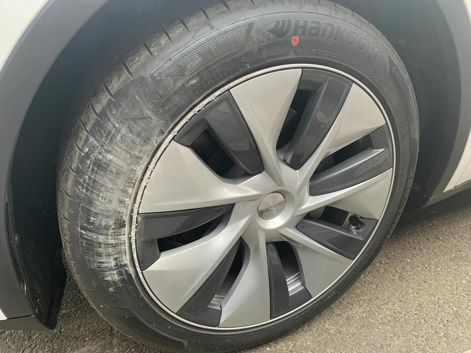 特斯拉Model Y 新提的Y左前轮碰马路牙子了，有一小块脱皮和挺大面积摩擦，这种情况要换胎吗？