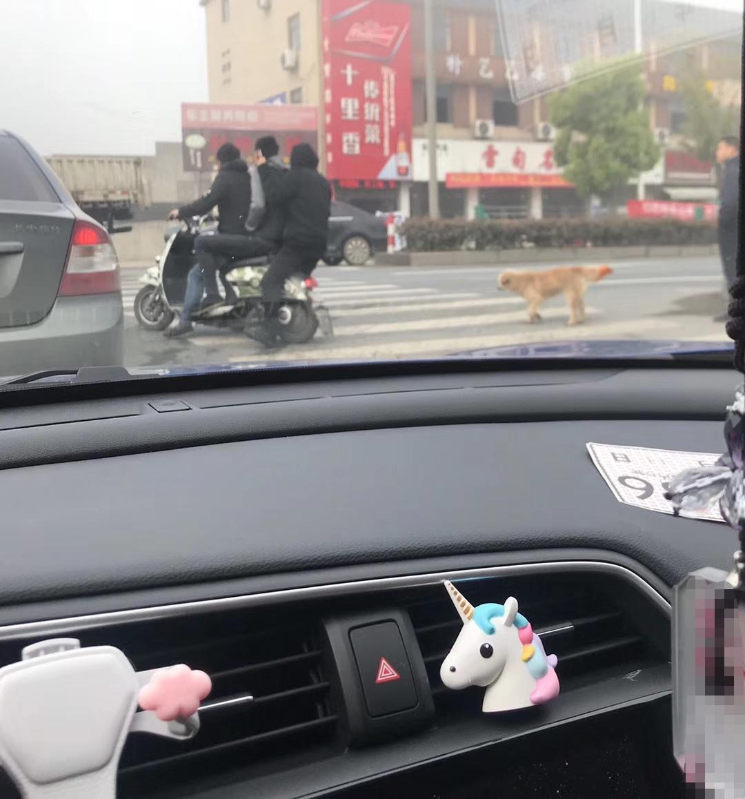 奔驰C级 大家看看这是什么车   是看内饰能看出来这是什么车吗
