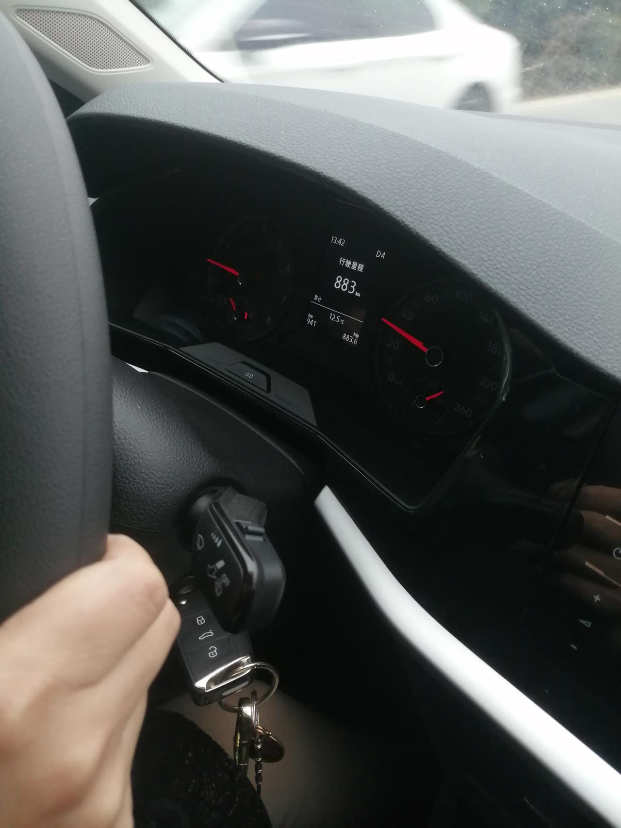 21款大众朗逸自动舒适版1.4T转速表和时速表的灯不亮是什么原因？买来的时候会亮的，求解谢谢！