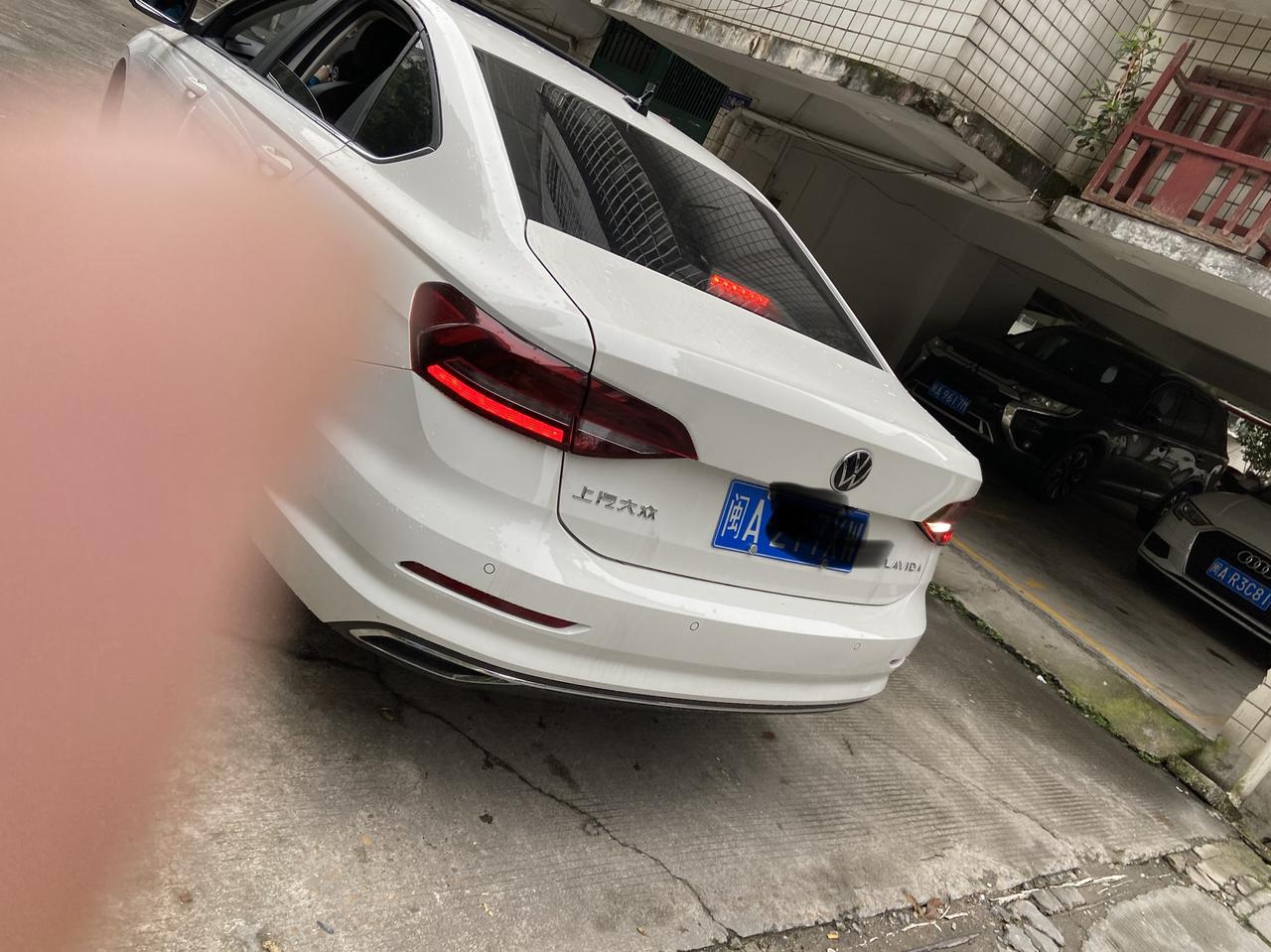 大众朗逸2022款，1.5L   。  倒车时   灯只亮一个？   4s店说正常？