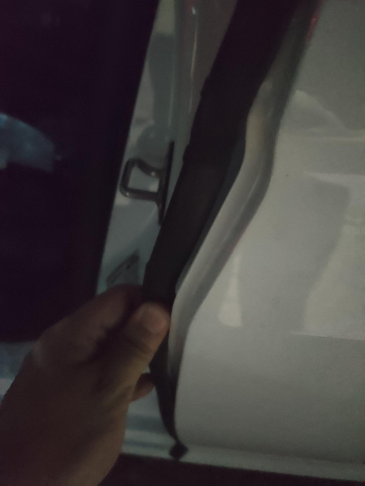 宝来的前门胶条让我给蹭掉了装不上了，这种是要拿胶粘吗