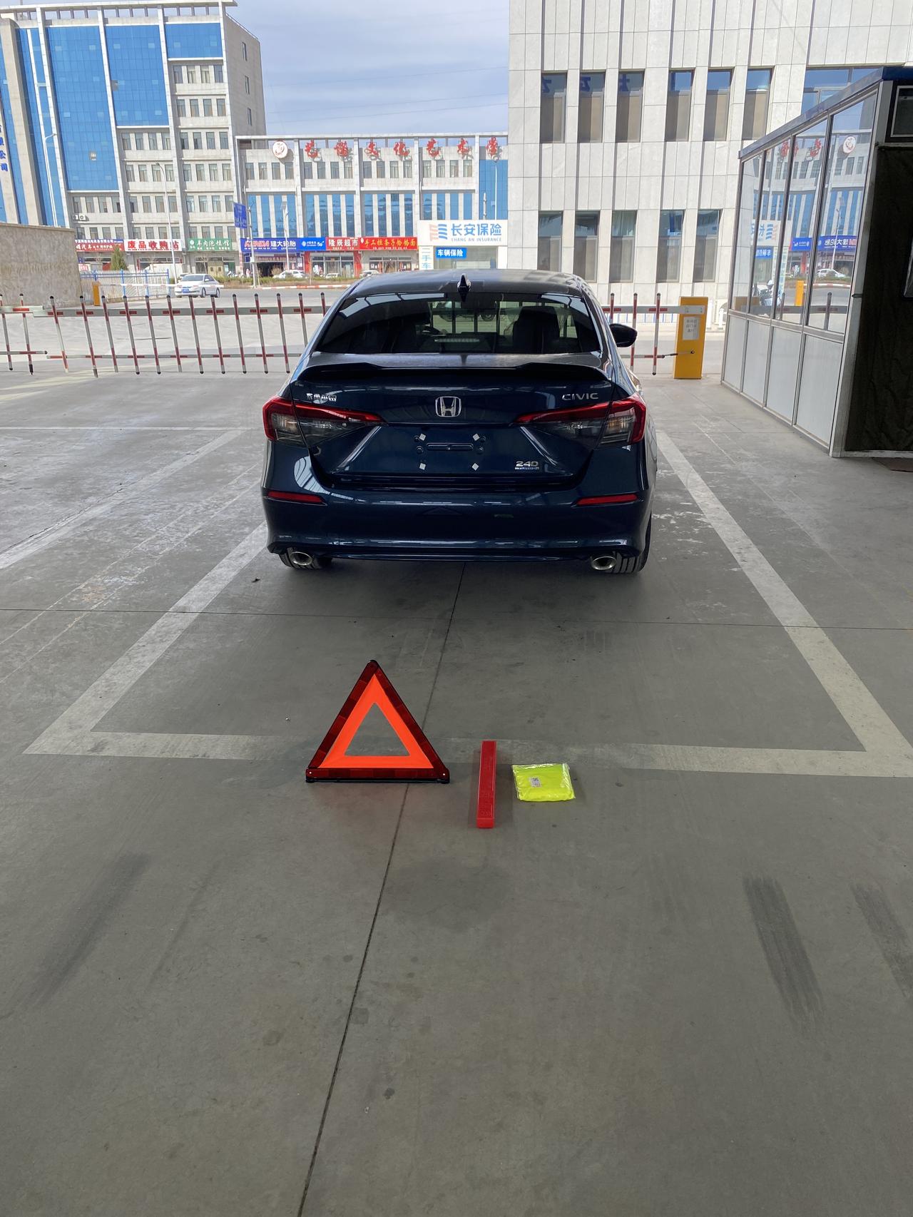 本田思域 最近在看CarPlay盒子，新车，在犹豫要不要拼夕夕搞个盒子，刚买的手机支架。哈哈哈哈。该说不说，买车之后，花