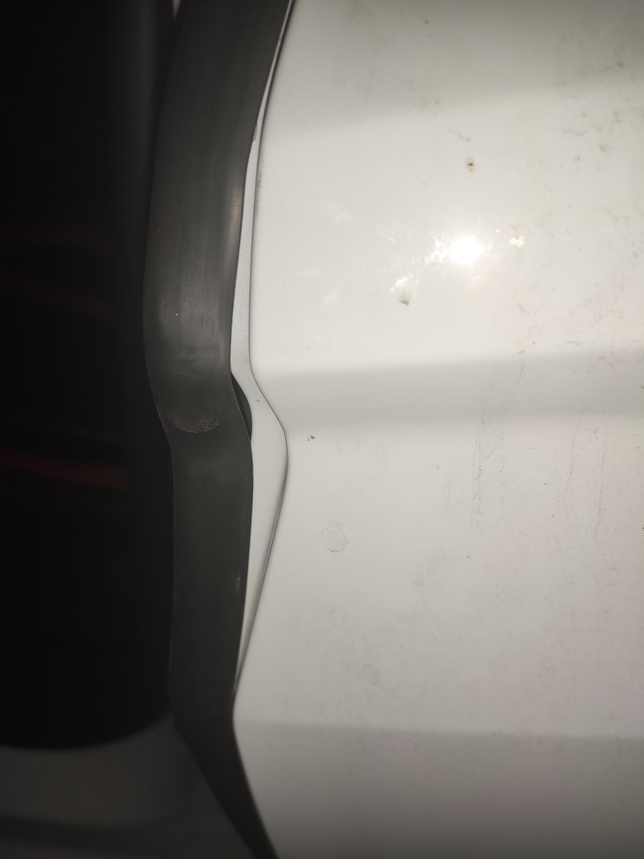 宝来的前门胶条让我给蹭掉了装不上了，这种是要拿胶粘吗
