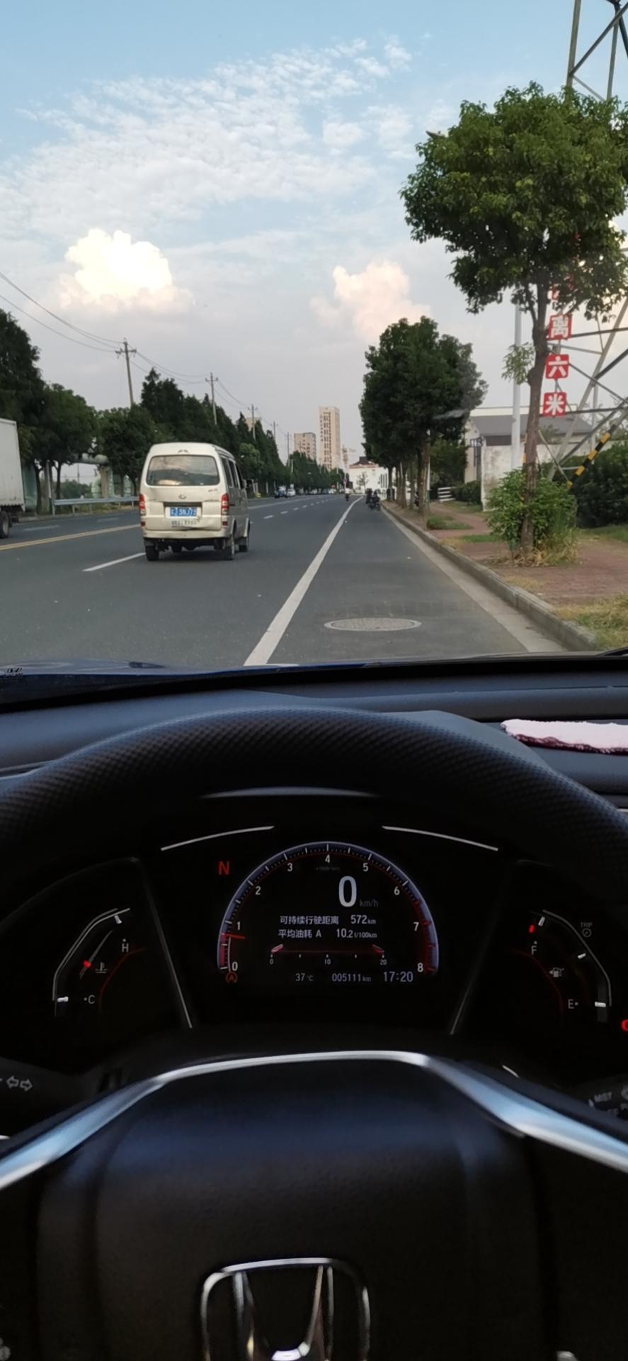 本田思域 你们车子第二次保养是多久去的？?时间和公里数那个先到先去吗？车子刚好9个月跑了5100多公里，4s店打电话说可