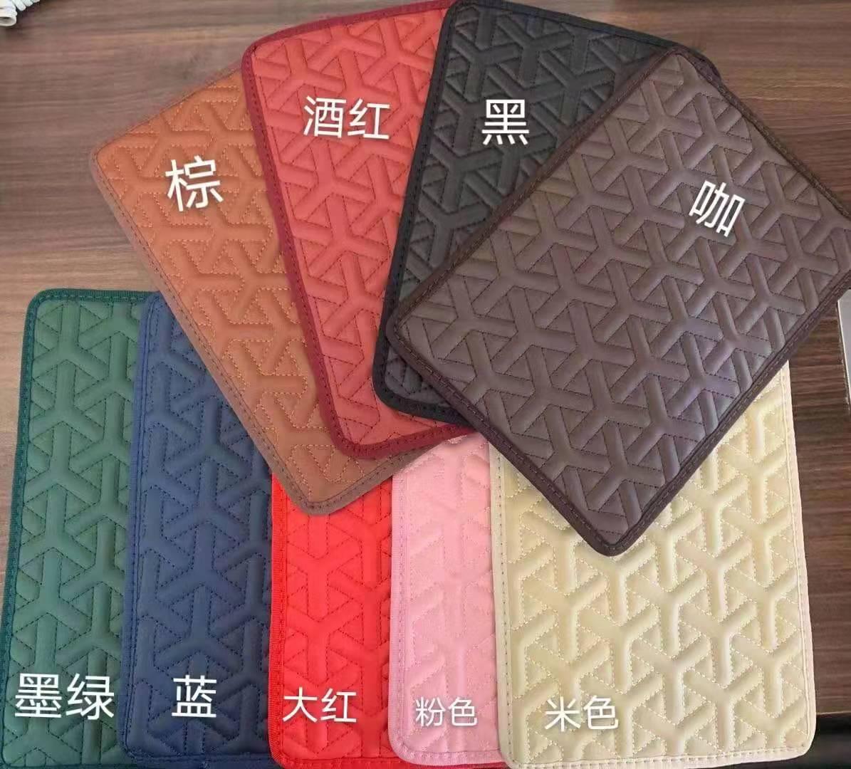 奔驰C级 内饰棕黑，脚垫什么颜色好看？大家一般选什么？