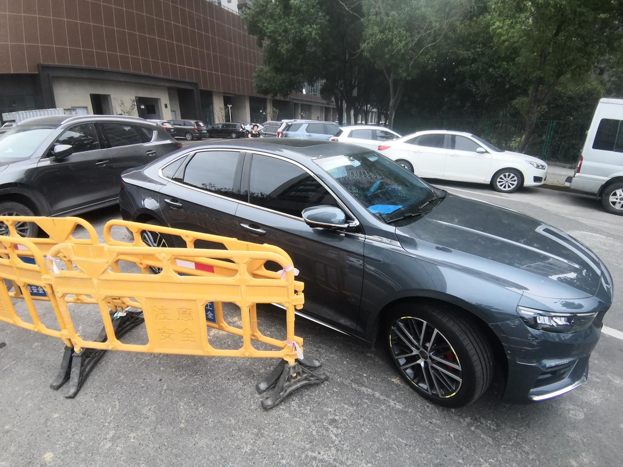 吉利星瑞 车停那里不动，6:18打电话114叫我挪车，我说我洗把脸马上下楼，我6:35到现场  然后就没看到他 他逃逸了