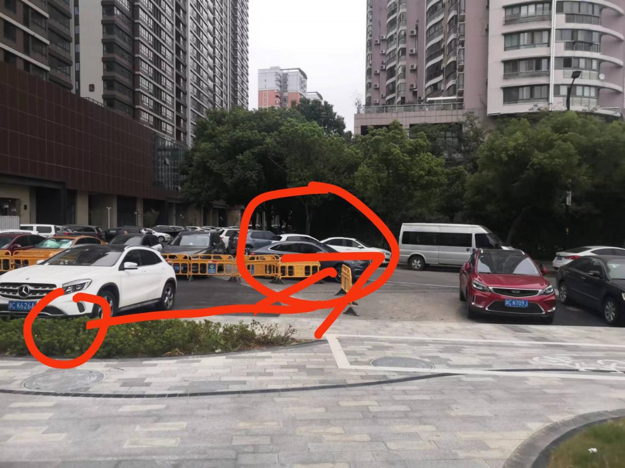 吉利星瑞 车停那里不动，6:18打电话114叫我挪车，我说我洗把脸马上下楼，我6:35到现场  然后就没看到他 他逃逸了