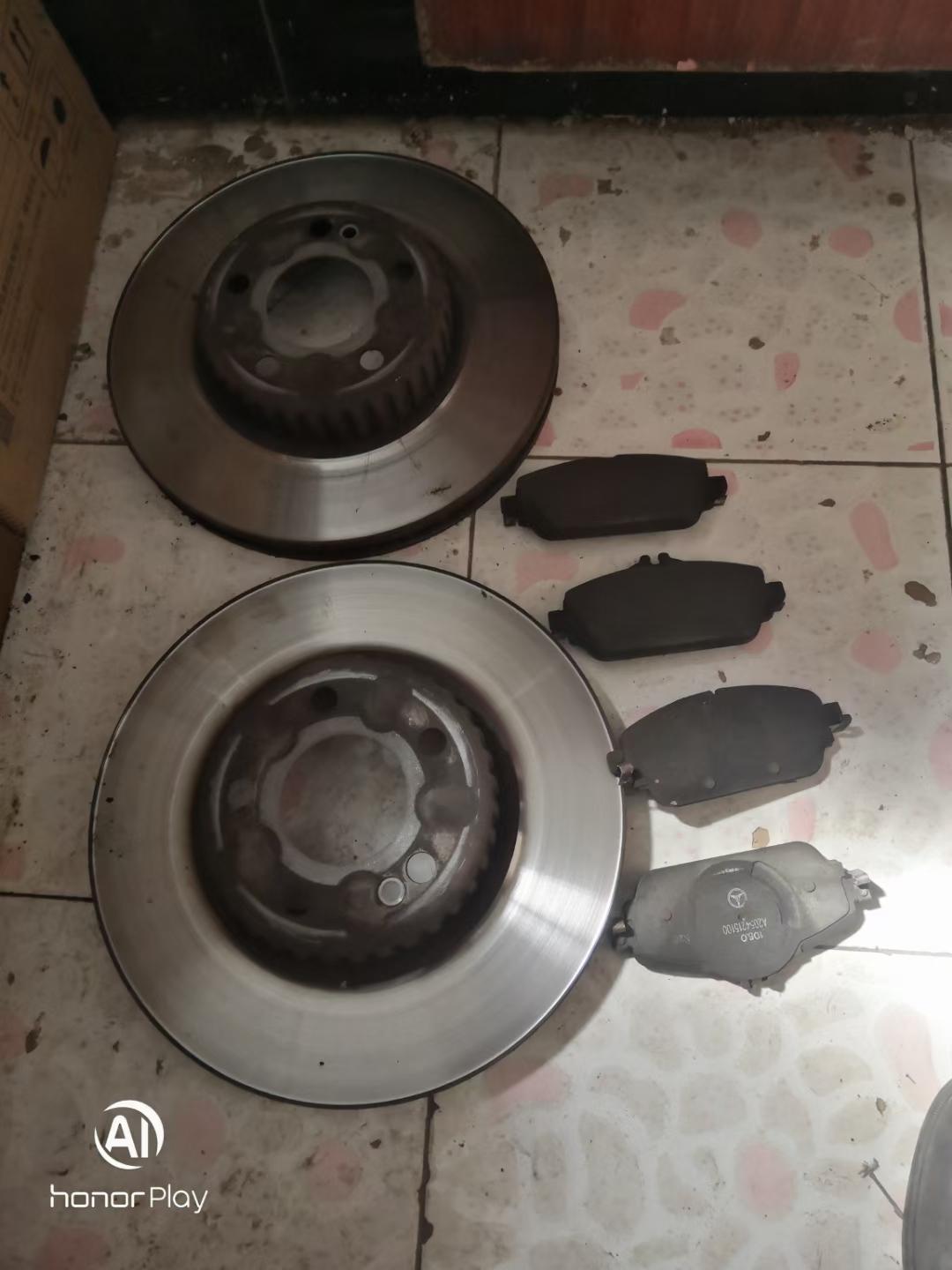 奔驰C级 起步松刹车，刹车会闷响一声，就想刹车片没一下子完全松到位一样的类似摩擦声，有时候刹停也会出现，声音不算大但是也