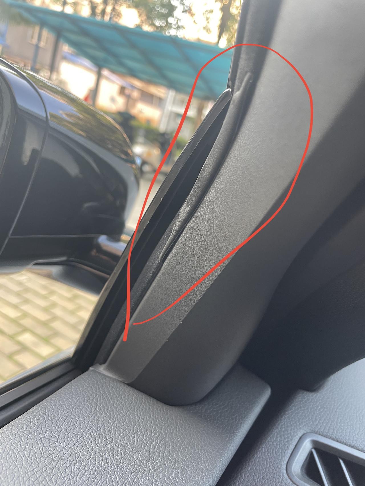 吉利星瑞 谁看一下你们的车窗拐角是不是这样的，绒布没有包裹全