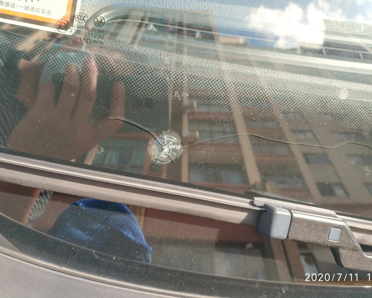 大众宝来 有那个大神帮忙看看，这个前挡风玻璃需要换吗？还是可以修复么？更换什么价位？