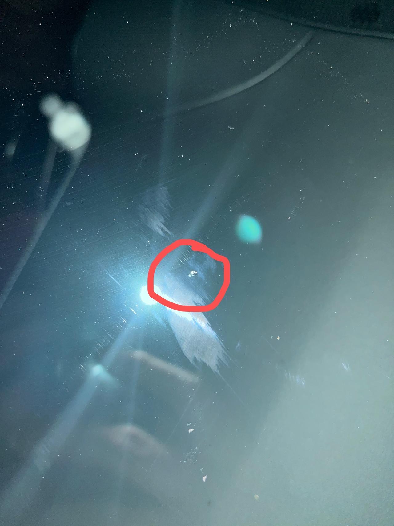 奔驰C级 车前风挡被前车石子蹦了，这样用修复吗？影响安全吗？请问大神们，如图红圈内那个