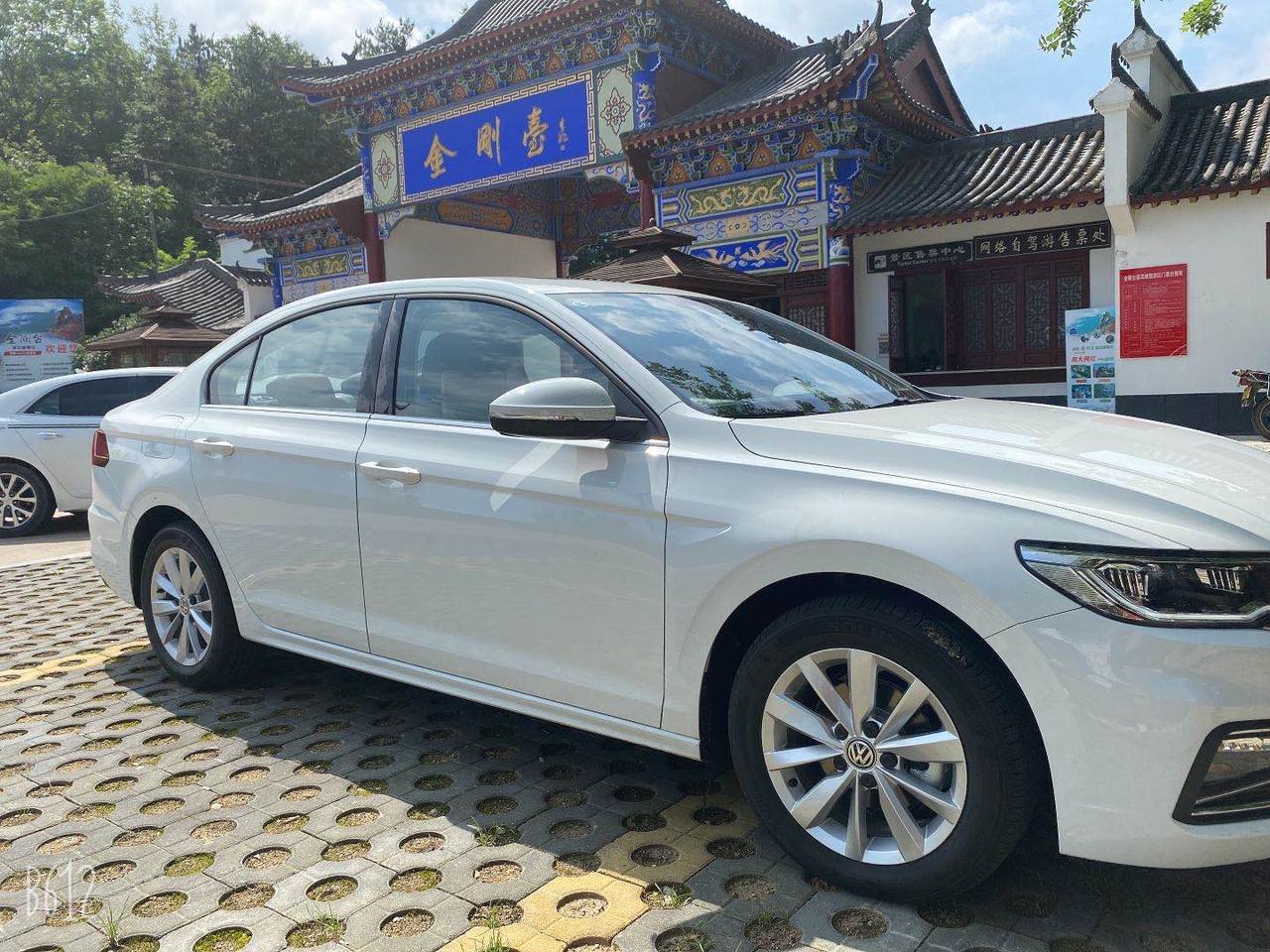 大众宝来 2020款1.5L自然吸气精英版倒车的时候后视镜怎样下翻