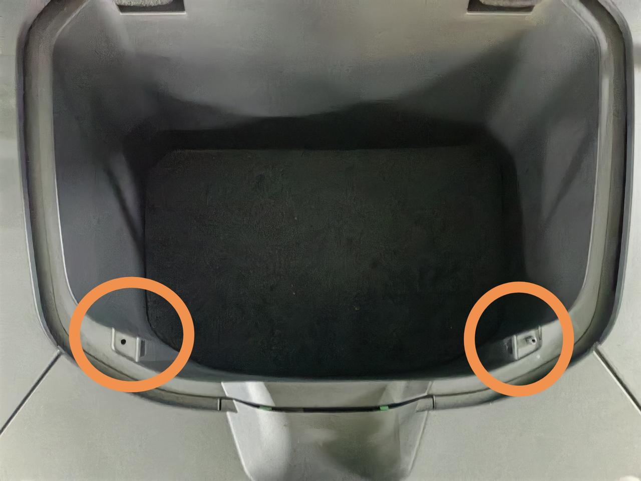 比亚迪海豹 兄弟们，你的的前盖是不是要使劲按下去才能关闭？还有我这个前备箱左边是不是少了个橡胶件？