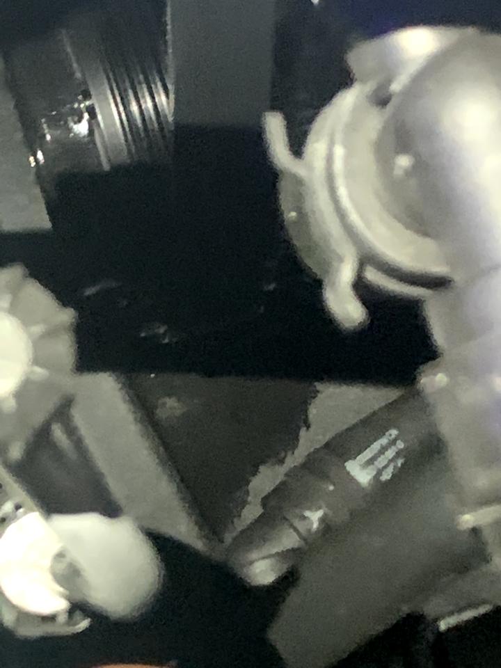 大众宝来 请问一下这是漏油么？