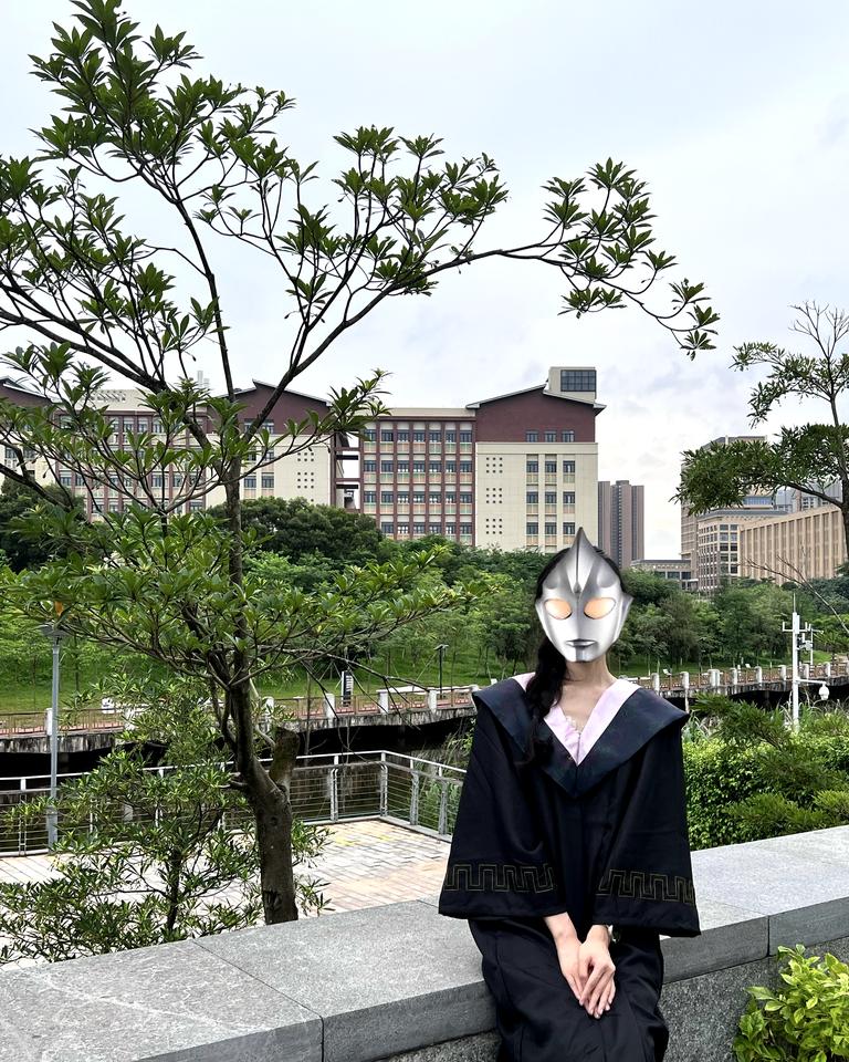 奔驰C级 靓仔靓女来帮忙推荐一下车车！求推荐一辆适合新手20出头小女生的电车。诉求是：1.车屁股最好短一点，比较好停车的