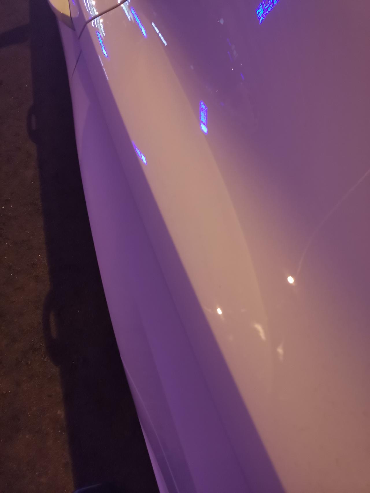 大神们帮我看看新提的白色宝来，白天什么都看不到，晚上无意间看到的，这是补漆了吗？