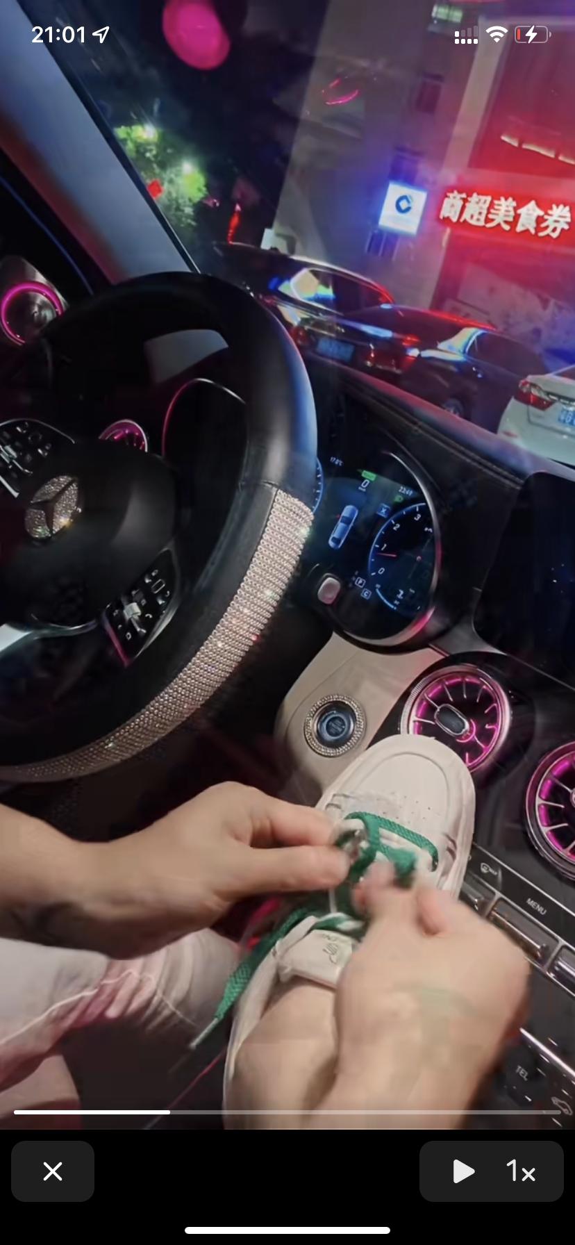 奔驰C级 帮忙看看情敌开的哪年那款什么配置的C260L