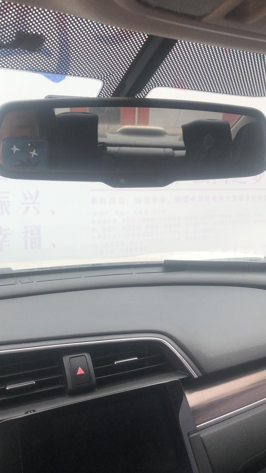 本田思域 这个内后视镜怎么调整 为什么摆不动啊？？