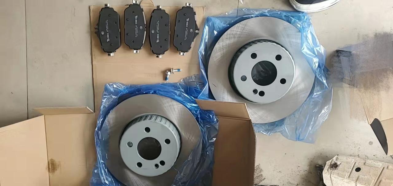 奔驰C级 起步松刹车，刹车会闷响一声，就想刹车片没一下子完全松到位一样的类似摩擦声，有时候刹停也会出现，声音不算大但是也
