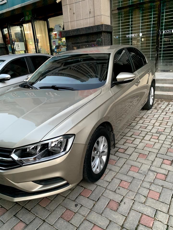 16年宝来，买的是二手车，右侧安装了个盲区摄像头，但是不知道怎么开启他，车内也没有啥按钮，研究了半天也不知道怎么开启，有