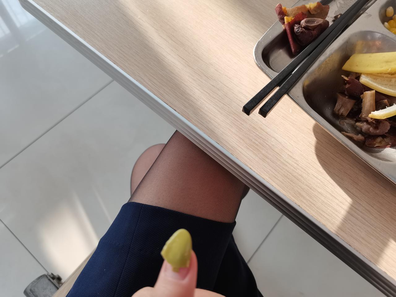 在食堂吃饭空隙，看亲爱的车友们给的建议，一边吃饭。一边扣指甲?，那我就决定买宝来1.5精英智联版本，可是我不会讲价啊啊啊