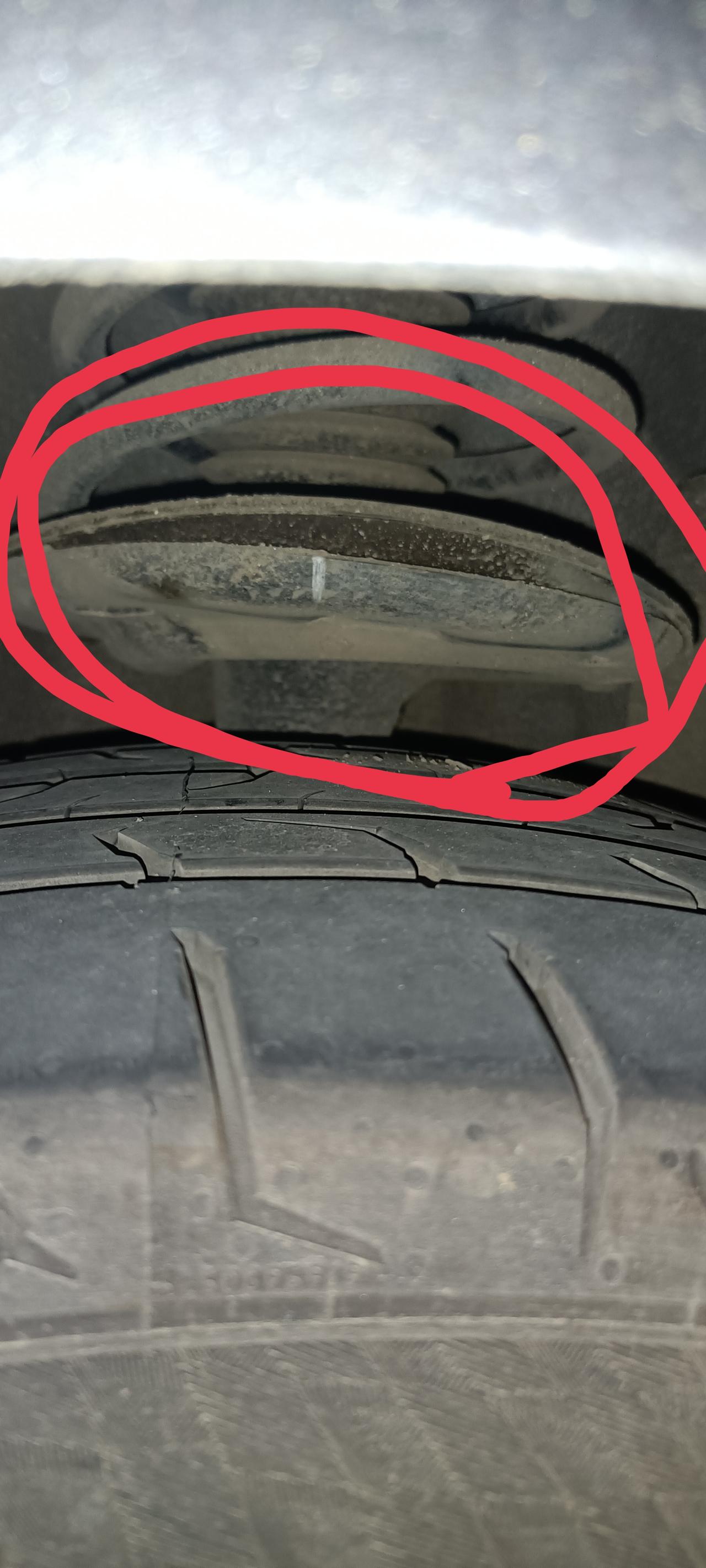 比亚迪汉EV 才买两个月，两后轮这个地方裂开脱落了，请问需要修理吗？右后轮砸钉子了，胎压降了40左右，要去4S店补胎吗？