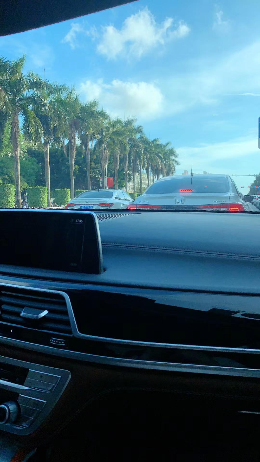 宝马7系 喜欢的女孩子坐上了这辆车.. 我想知道是什么车，大家能告诉我吗？！
