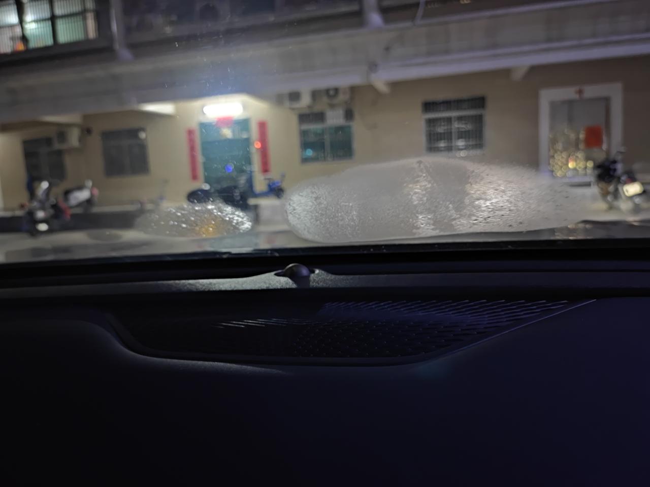 长安欧尚X5 有没有这样情况的开着空调前挡风玻璃起雾用雨刮了还是有