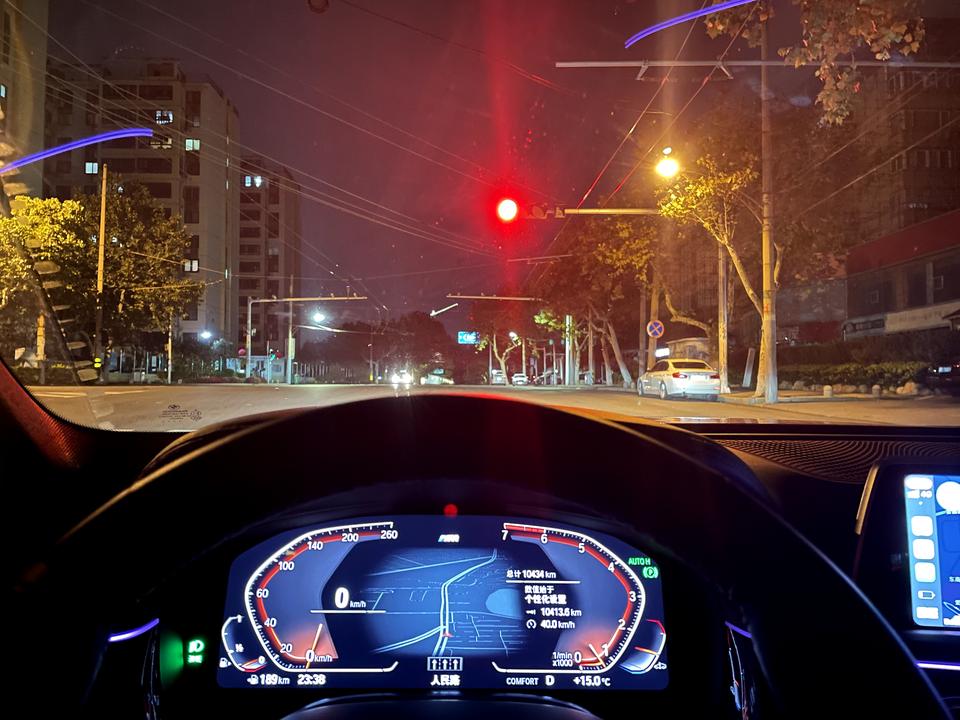 宝马7系 请教一下各位车主2021款 7系天窗前后中间部位有咯吱咯吱异响有雷同的吗？ 路面稍微有点颠簸就响跑高速还好，车