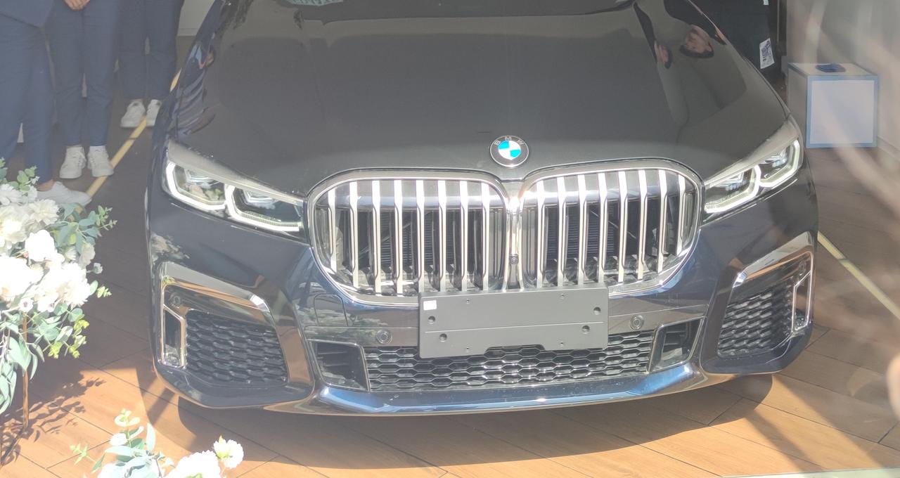 宝马7系 提的黑色的车 为啥保险杠是蓝色的。
