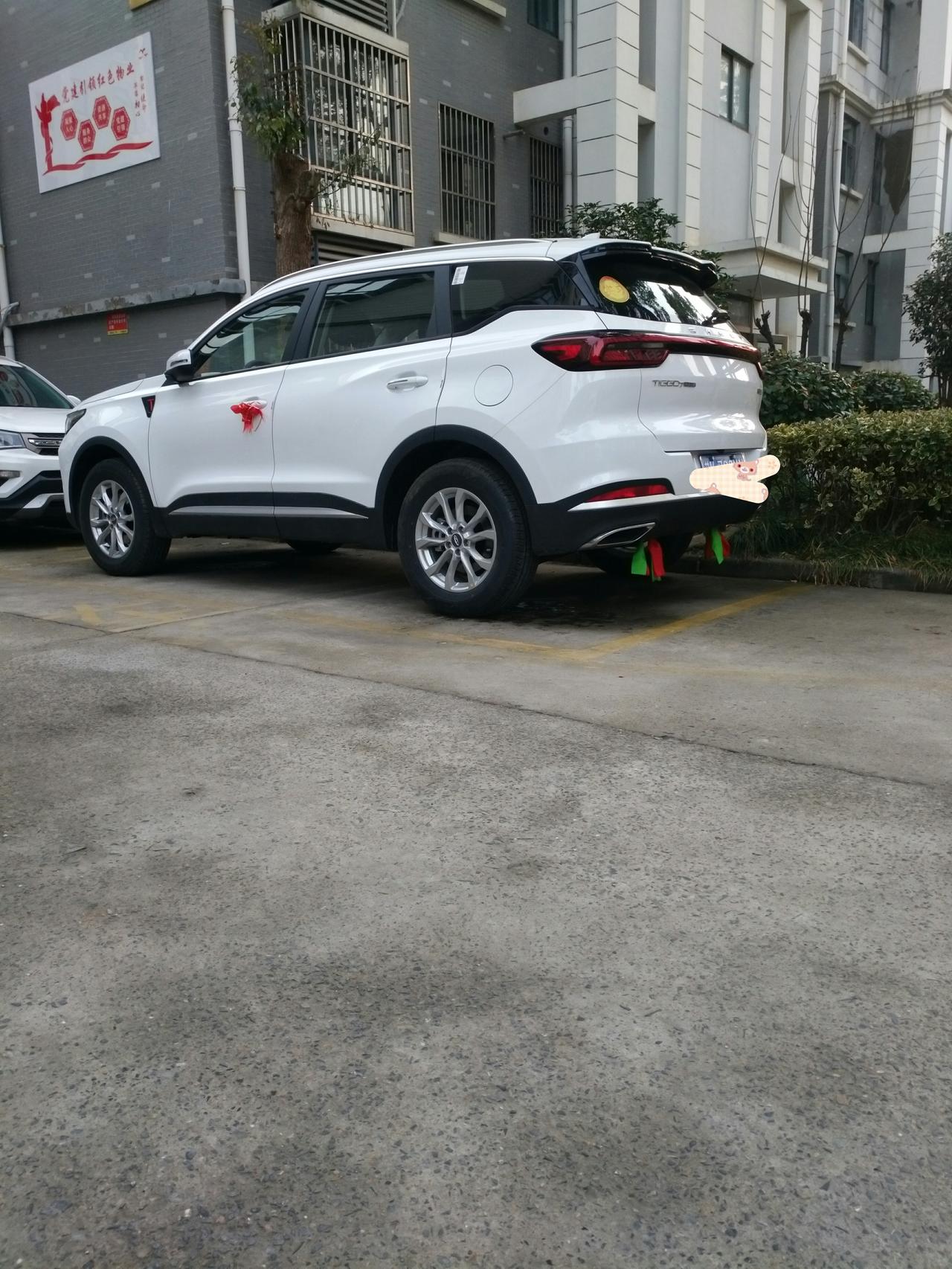 奇瑞瑞虎7 PLUS 老铁们，都说瑞虎7p有八个音响，我今天把耳朵?贴在索尼标志的音响上，都没听到音乐?上，难道里面是空