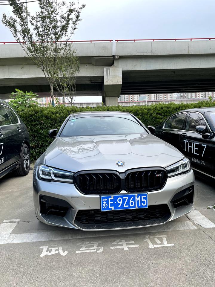 宝马7系 6月定了740，外多宁顿灰，内摩卡带扩展缝线，选装整体主动转向系统，远程启动已标配，没有四季套装了，单独选前后