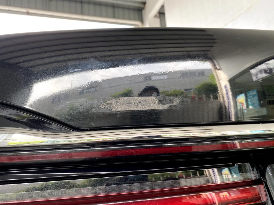 宝马7系 新买的740自己贴了个xdrive，验车的时候说要撕掉，验车的人要给我人除胶剂，结果喷成了脱漆剂，我真是活久见