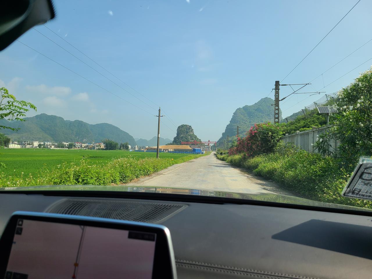 宝马7系 7系的空气悬挂 我怎么感觉颠颠的，走烂路没有想想那么平稳，过减速带像普通避震一样一高一低的，模式一直是舒适P模