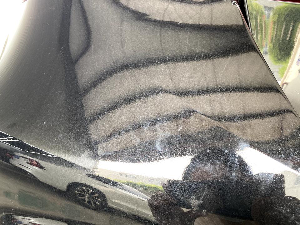 宝马7系 新买的740自己贴了个xdrive，验车的时候说要撕掉，验车的人要给我人除胶剂，结果喷成了脱漆剂，我真是活久见