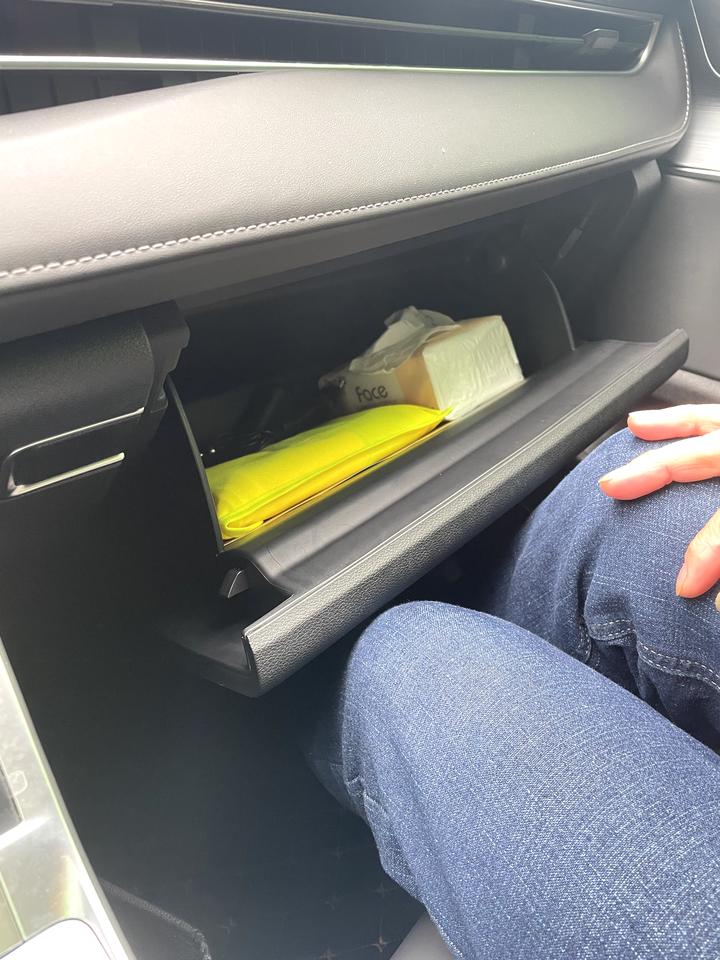 奇瑞瑞虎7 PLUS 瑞虎7P原地怠速有轻微抖动不是很明显，副驾驶储物箱打开是斜的，这两个情况是正常的吗？