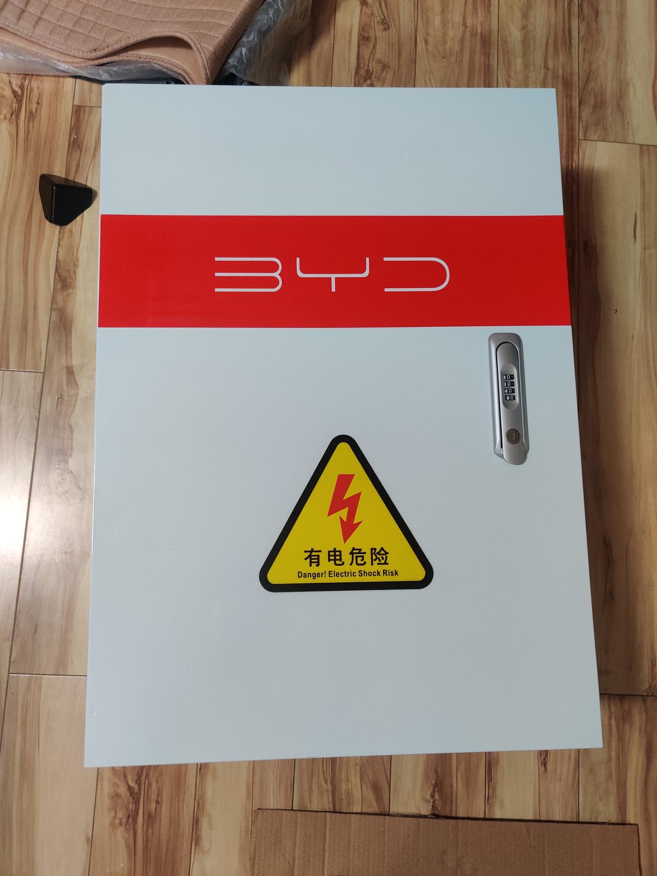 比亚迪宋Pro DM-i 车友们的家用充电桩申请容量也是7kw吗？在充电保护箱里面的空气开关和插座是不是也要自己提前准备